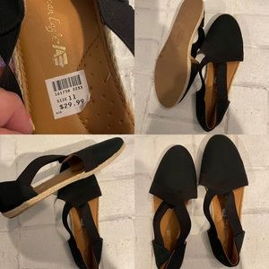 NWT American Eagle closed toe flats with elastic and revealed side! Size 11!